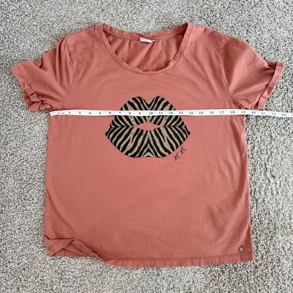 CREAM | Lip Kiss Graphic Tee - Picture 6 of 7